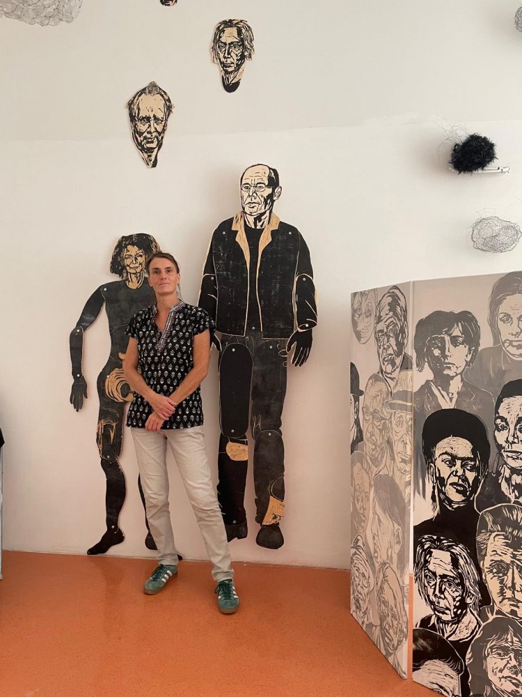 Marionetten, Paravent der Künstlerinnen, KöpfeAsustellung auf der Parallel Vienna